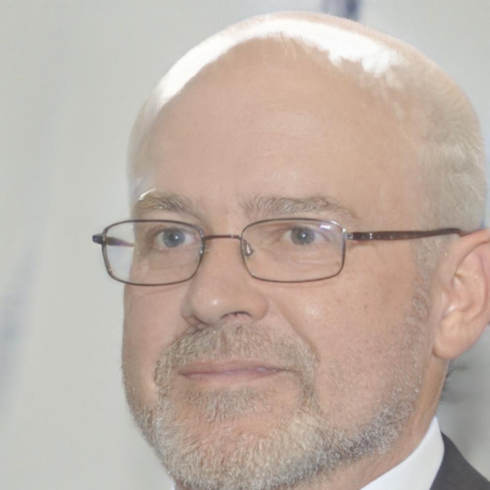 Finanzexperte bei der Analyse von Marktdaten und Investmentstrategien